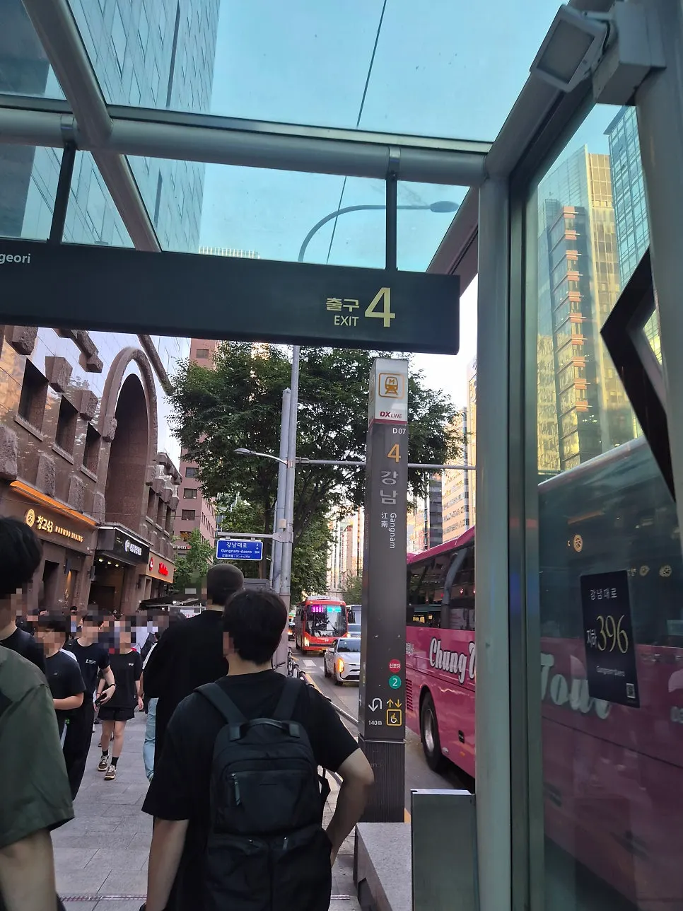 Jalan di sekitar Exit 4 Gangnam Station