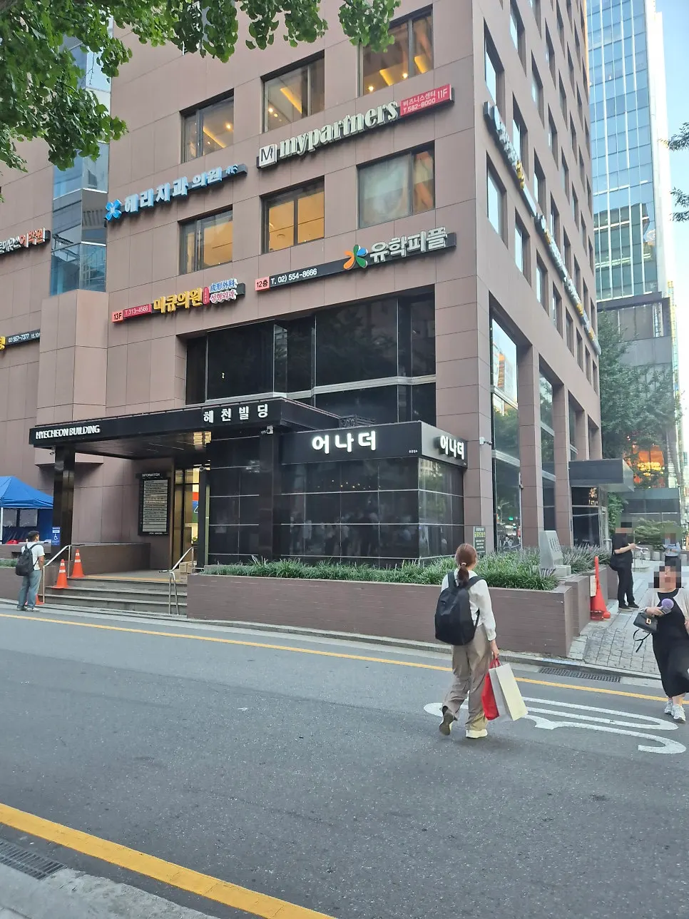 Arah menuju Hyecheon Building dari Exit 4 Gangnam Station
