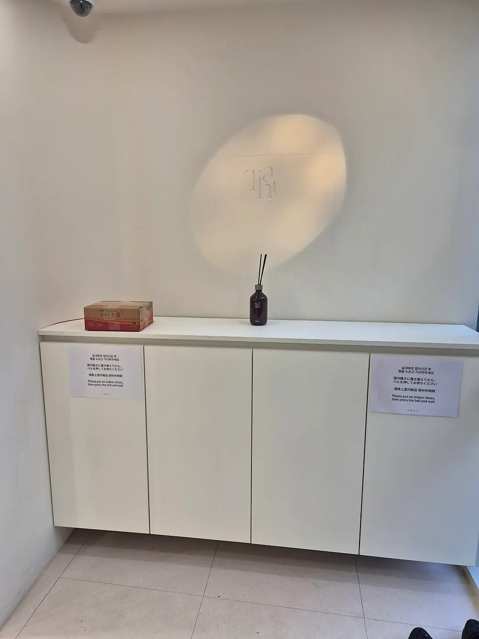 Pintu masuk salon lantai 4 yang langsung terlihat dari lift