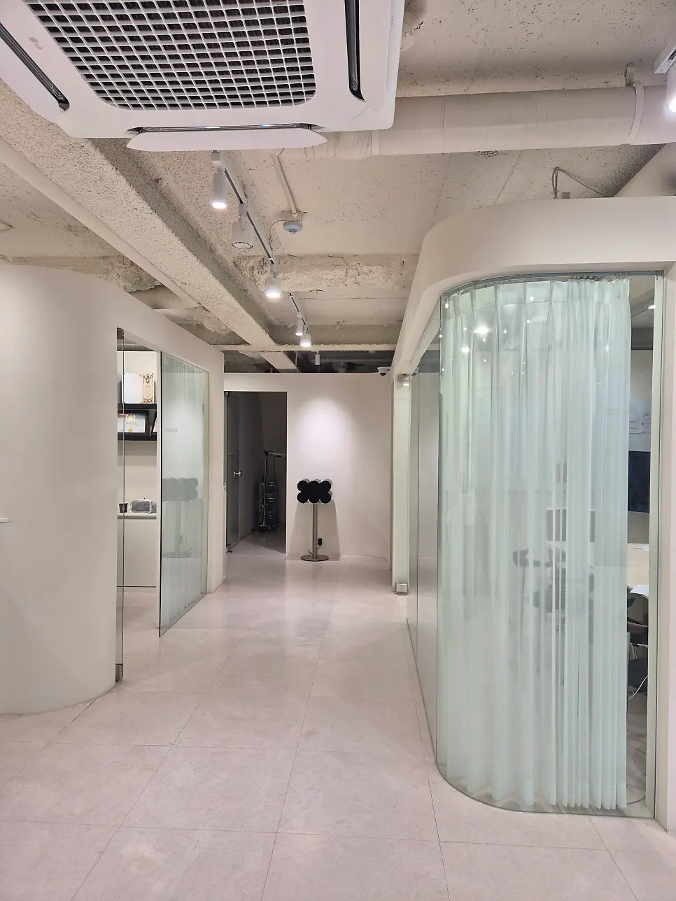 Interior salon dengan nuansa putih yang rapi