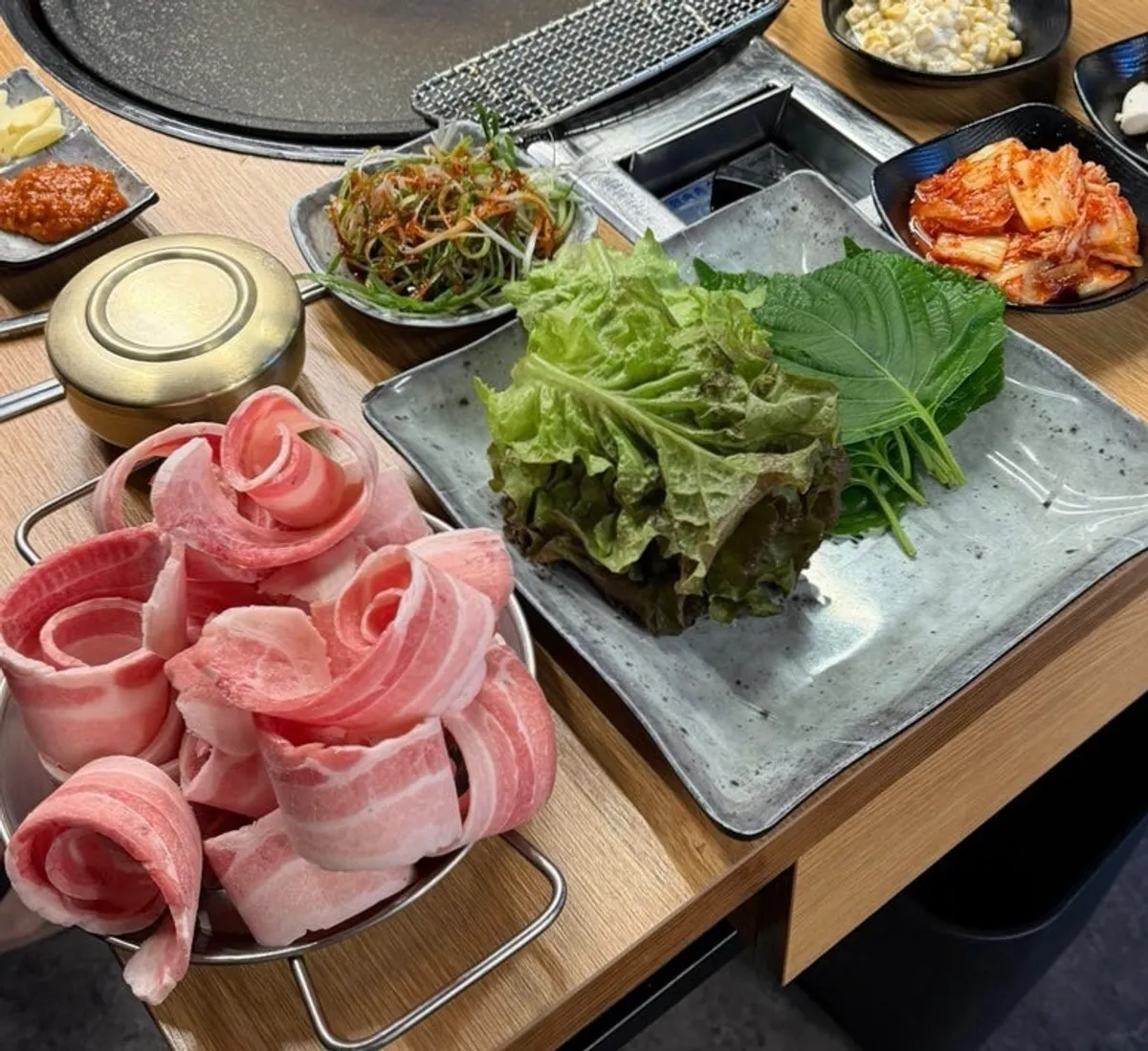대패마켙 강남논현점 대패삼겹살과 얼큰돼지찌개 상차림
