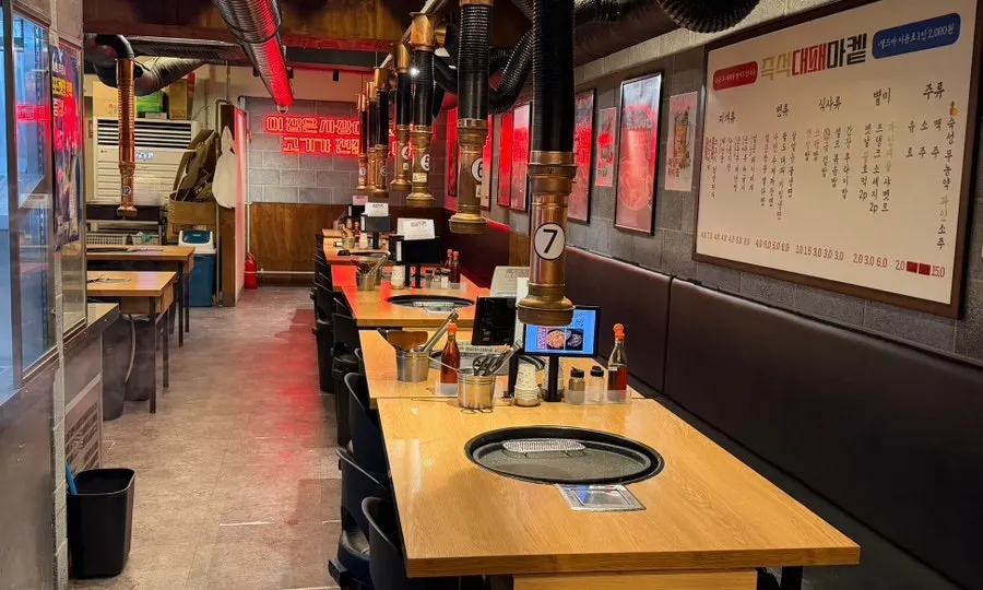 새벽 시간 대패마켙 강남논현점 매장 입구 쪽 모습