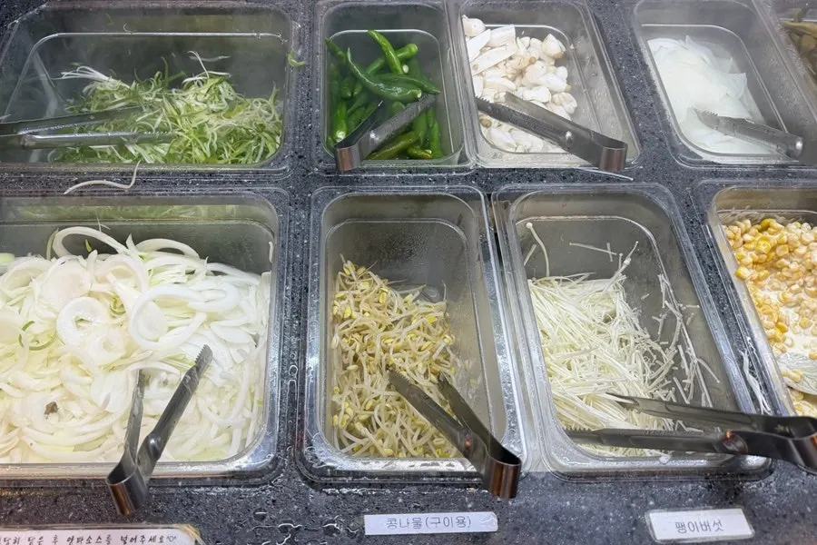 마늘과 양파, 고추가 놓인 셀프바