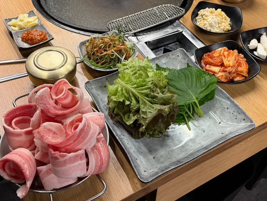 꽃처럼 말려 나온 대패삼겹살 한 접시
