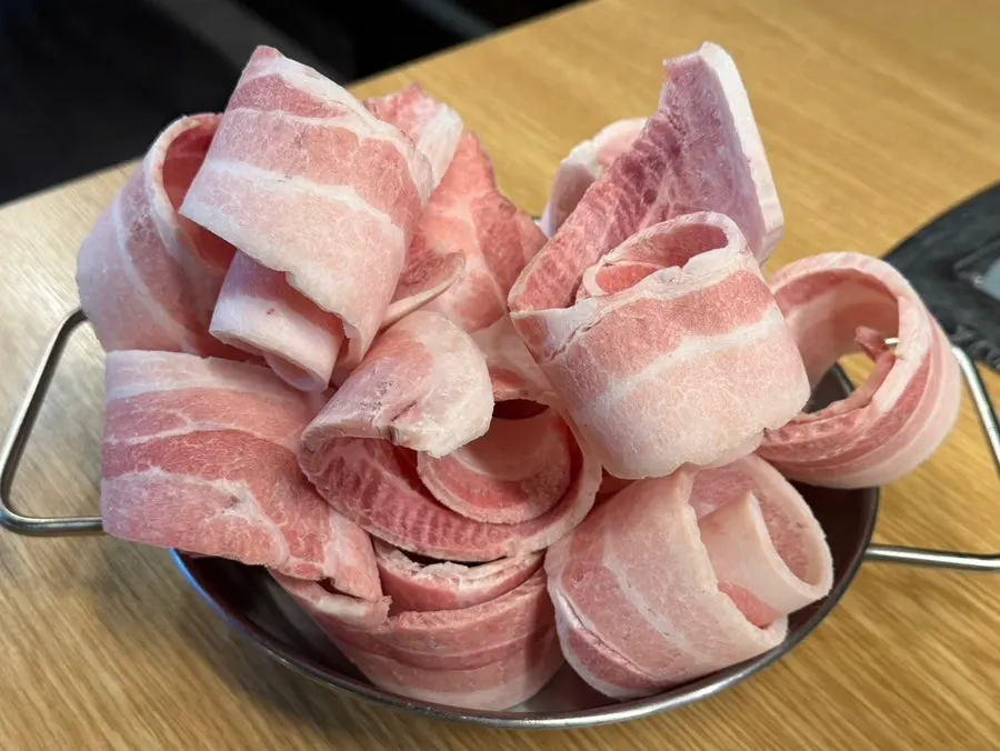 대패삼겹살 100g 다섯 개 분량의 고기 접시