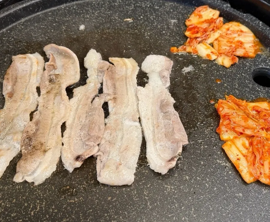 넓은 불판에 펼쳐 굽는 대패삼겹살