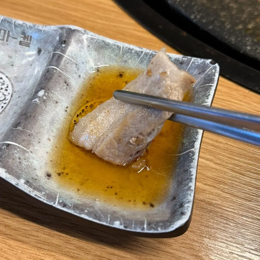 소스에 찍어 먹는 대패삼겹살