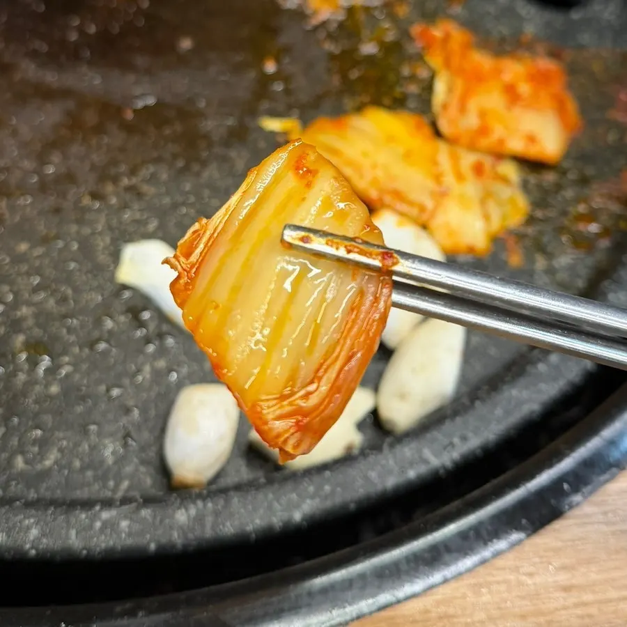 파채와 구운 김치를 곁들인 대패삼겹살