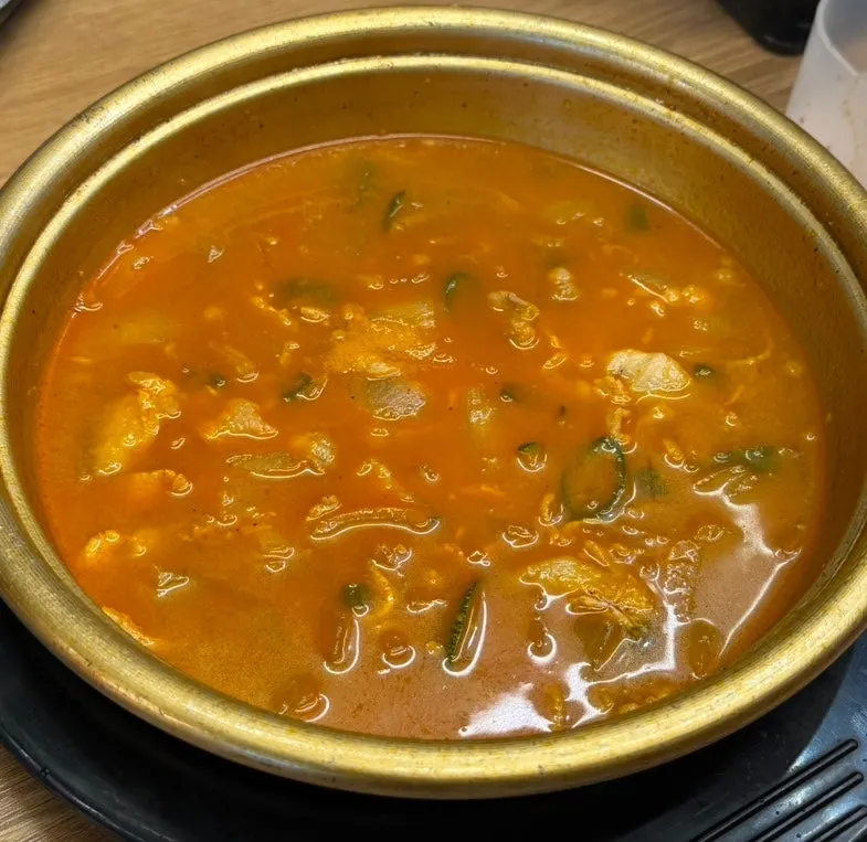 햇쌀밥 위에 올린 대패삼겹살