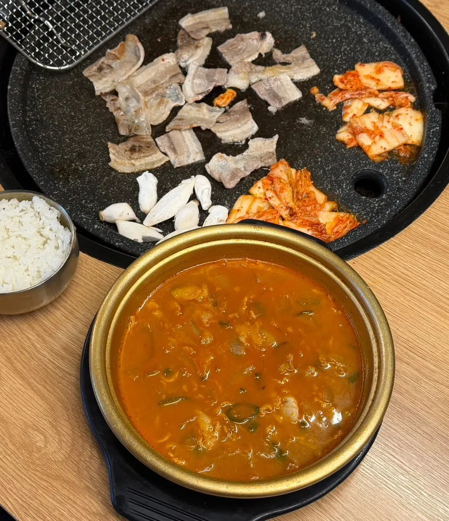구운 김치까지 올린 햇쌀밥 한 숟가락
