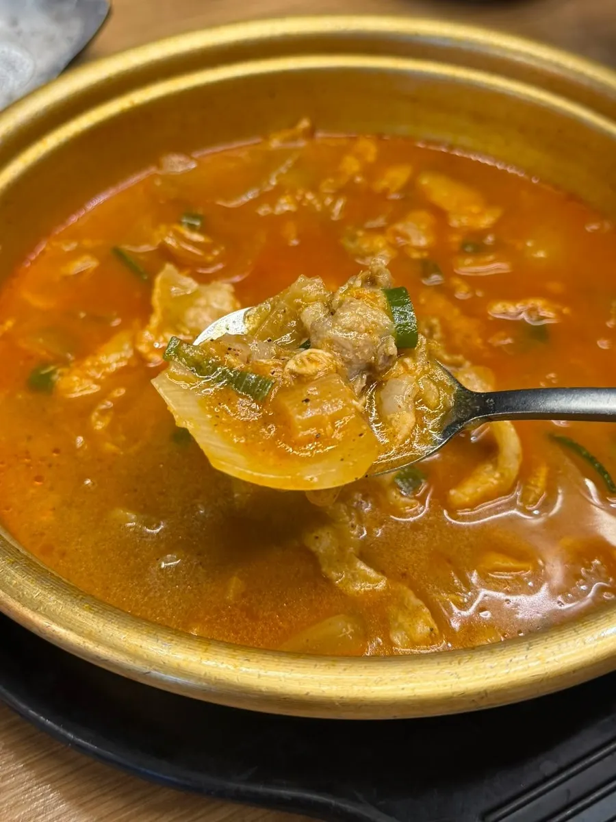 양은냄비에 담겨 나온 얼큰돼지찌개