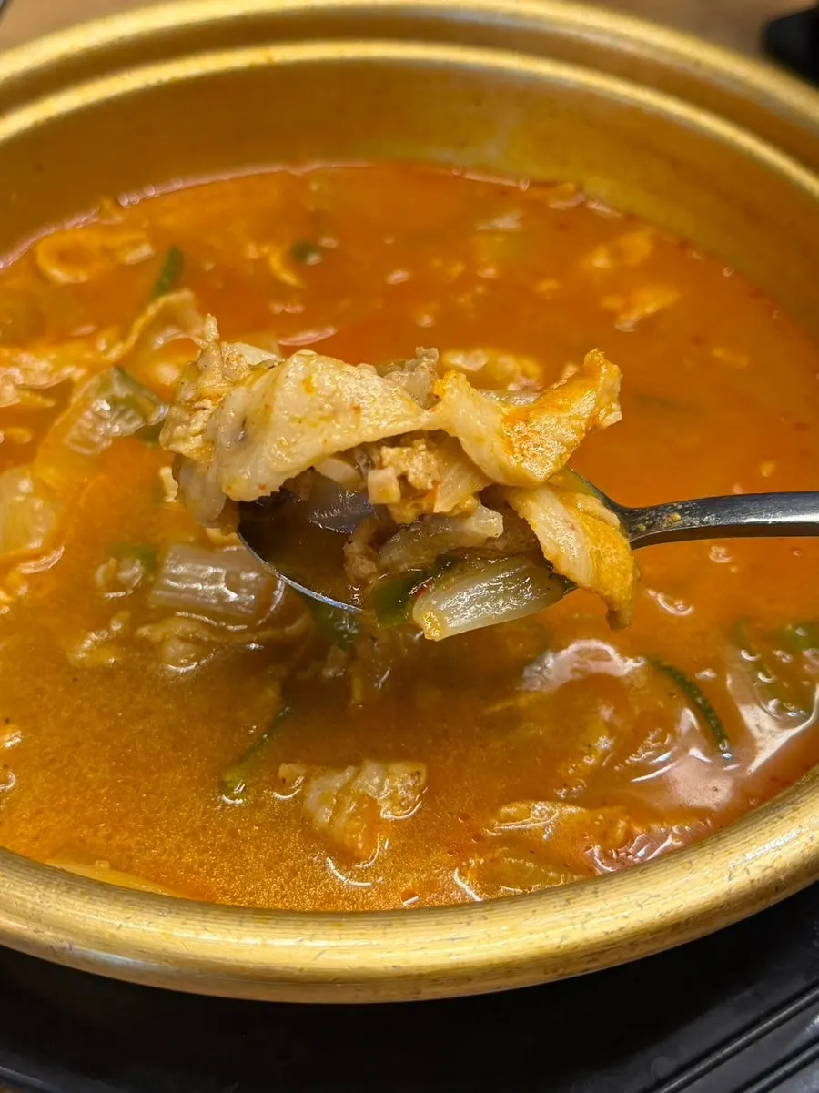 돼지고기와 양파 건더기가 든 얼큰돼지찌개 국물