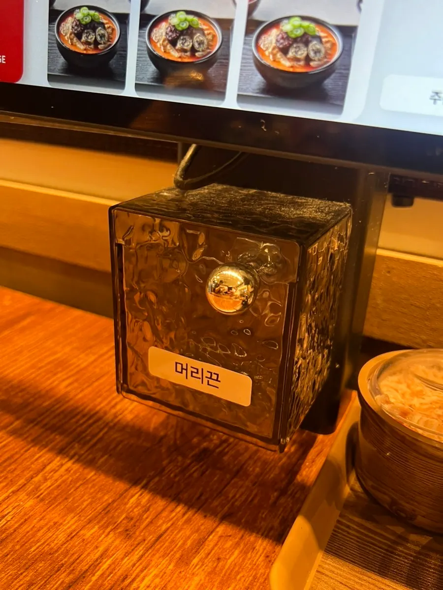 테이블에 준비된 머리끈