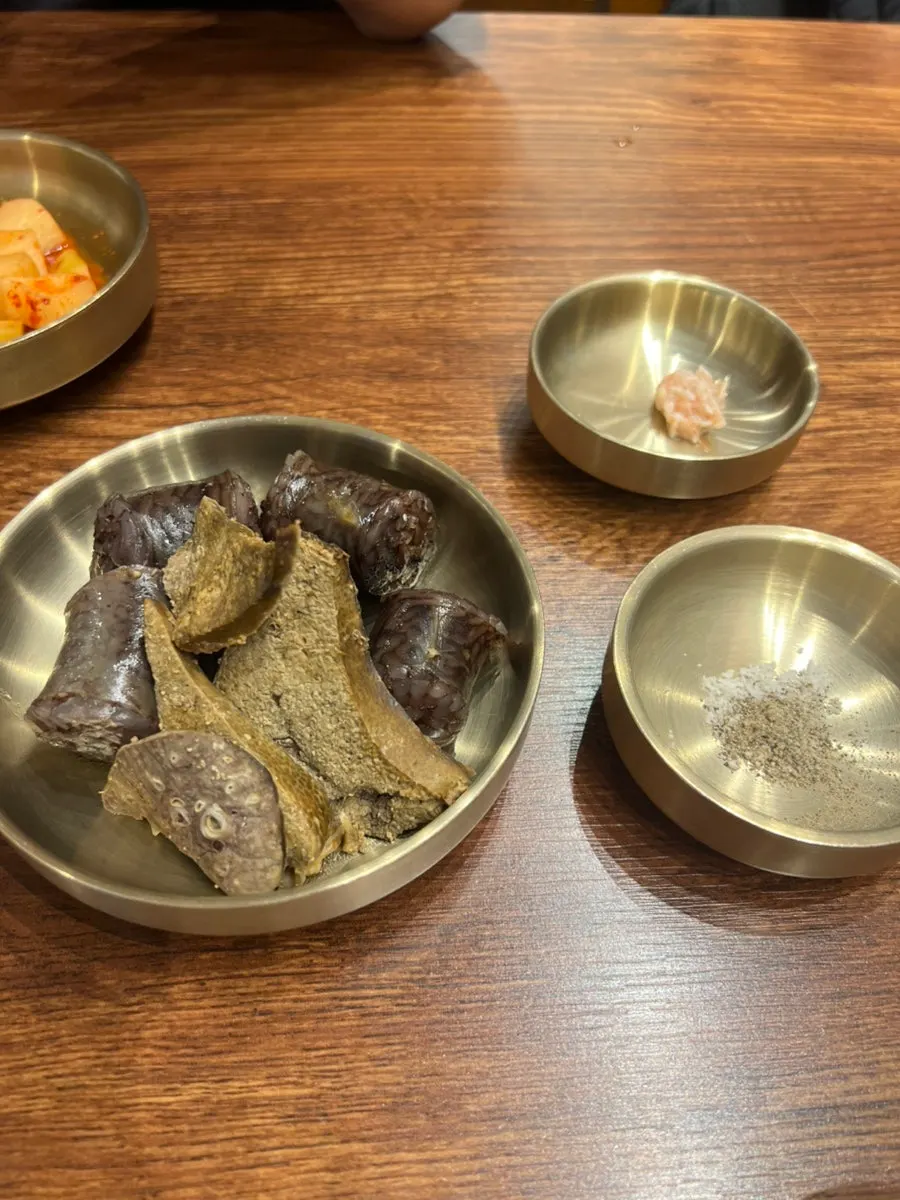따뜻한 찜기가 놓인 셀프바 전경