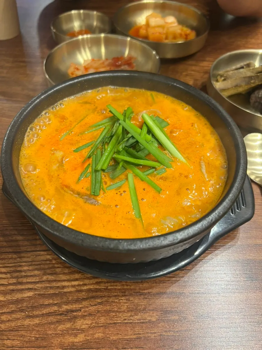 접시에 담아온 순대와 간, 허파