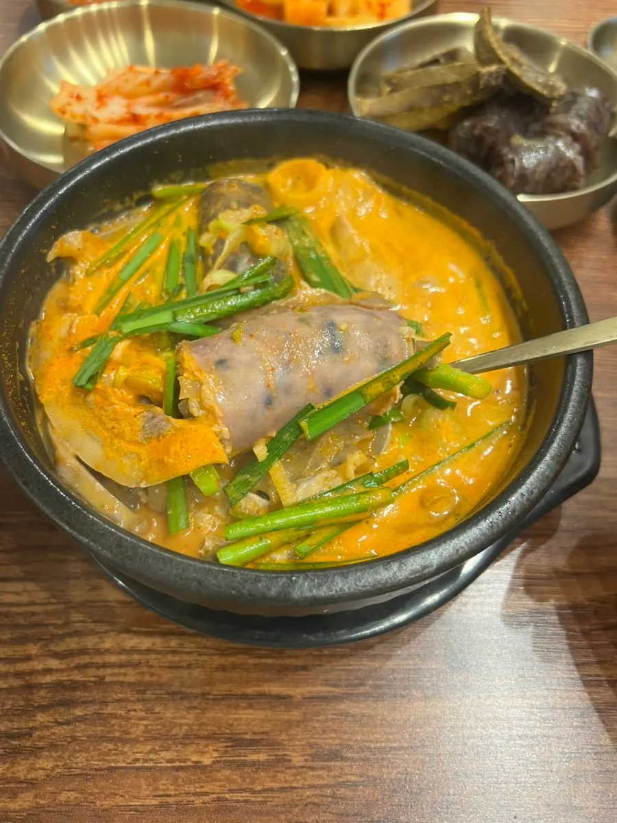 갓 찐 순대를 담은 접시