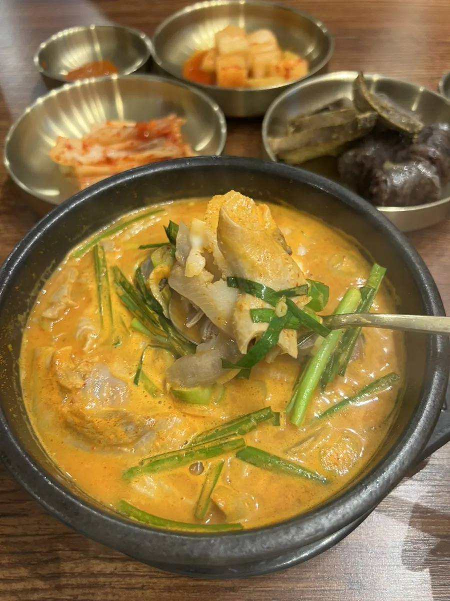 부추가 올라간 얼큰모듬국밥