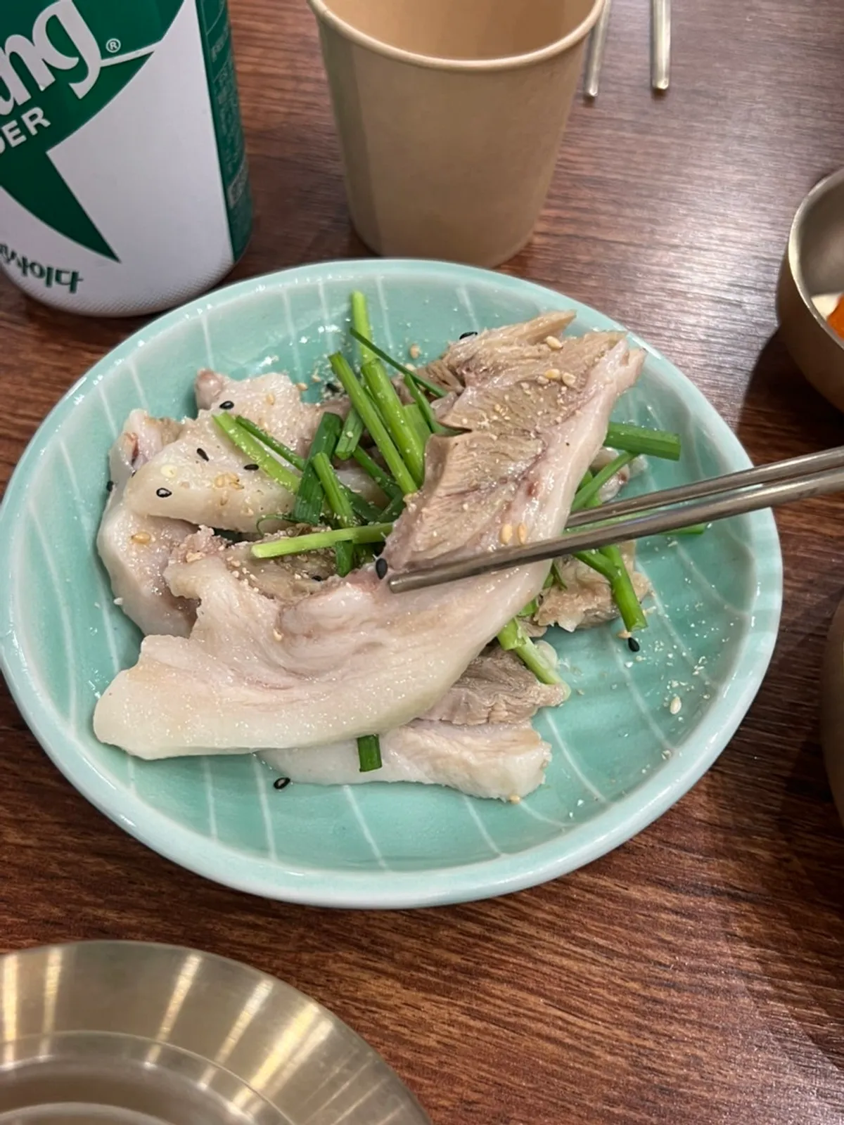 살코기와 순대가 가득한 얼큰모듬국밥 클로즈업