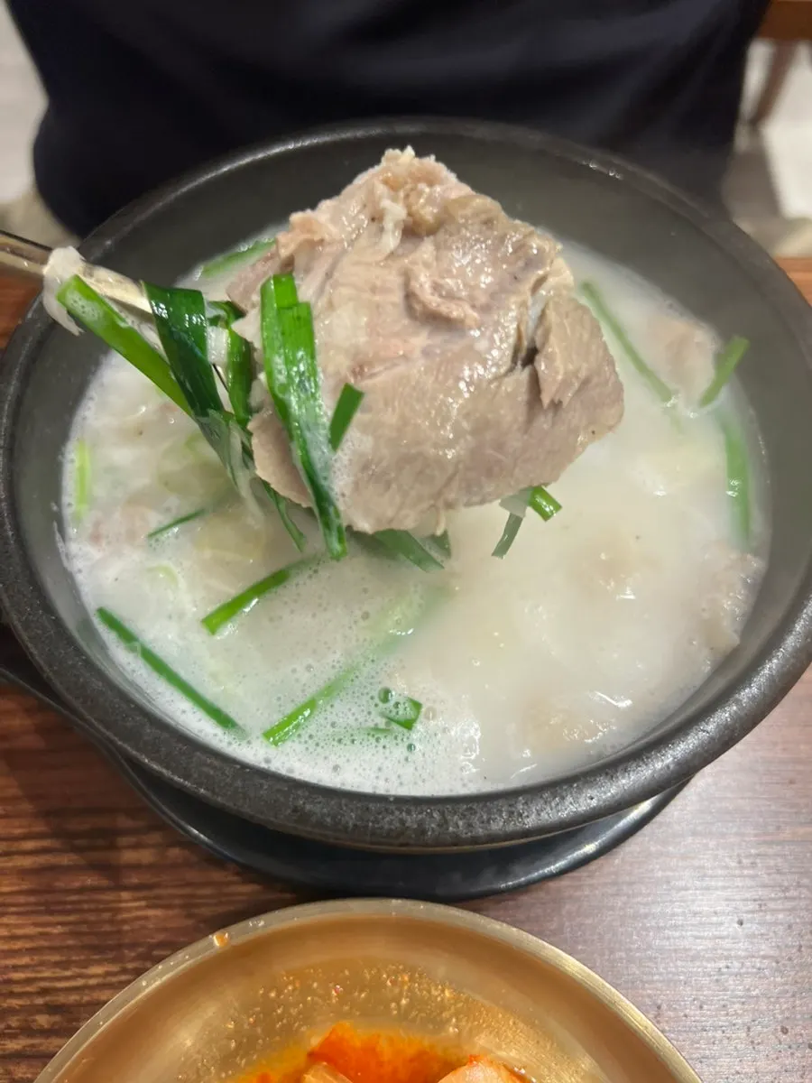 뽀얀 국물의 살코기국밥
