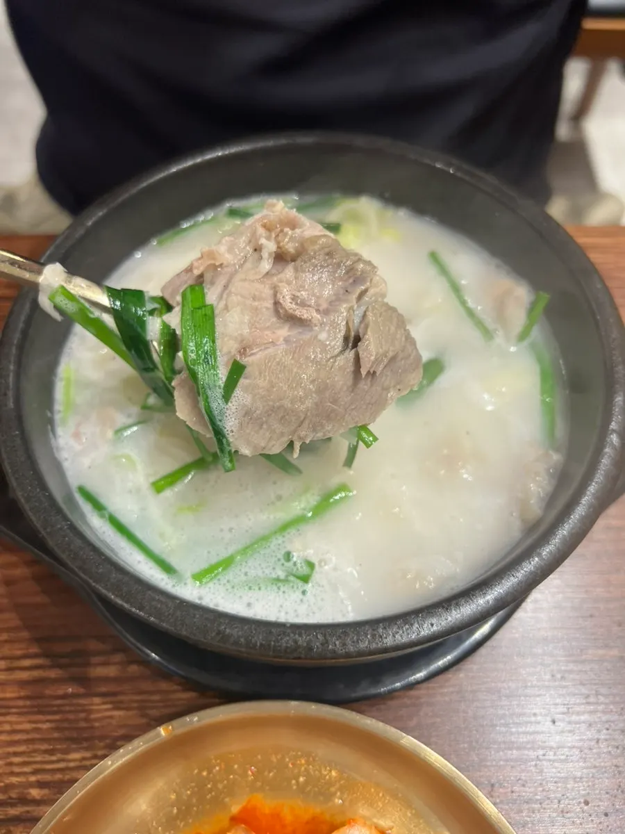 살코기가 가득 담긴 국밥 클로즈업