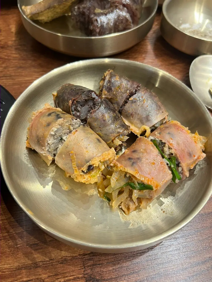 모듬국밥 속 살코기와 순대 건더기