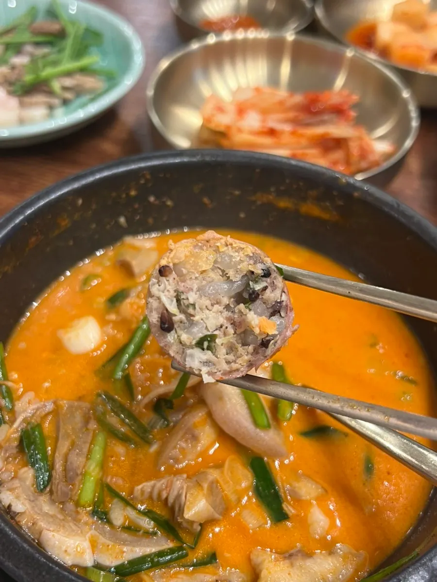 반으로 자른 찰순대와 두부순대