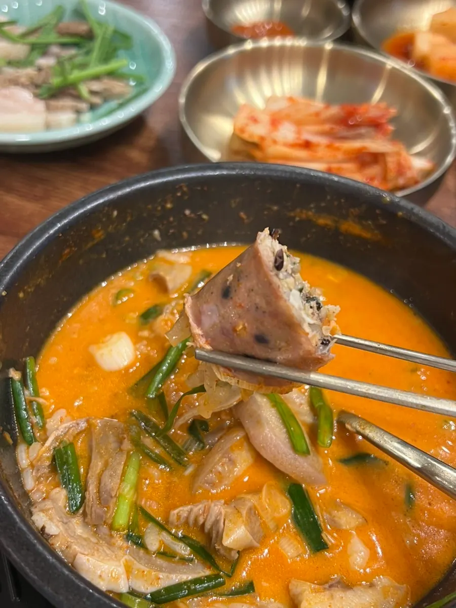 국밥과 순대가 함께 놓인 식사 상차림