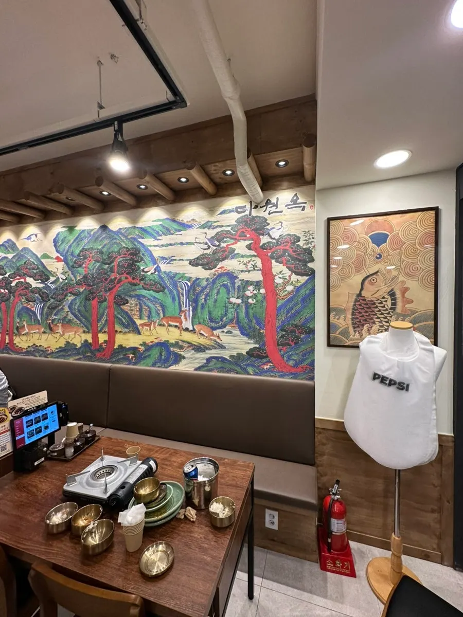Dawonok seating with tables for 2 and 4