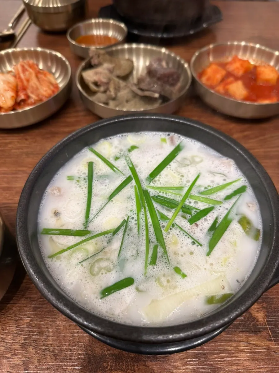 Pale, rich broth of the sundaeguk