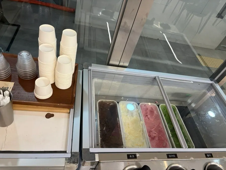 Self-pack corner for taking leftovers home