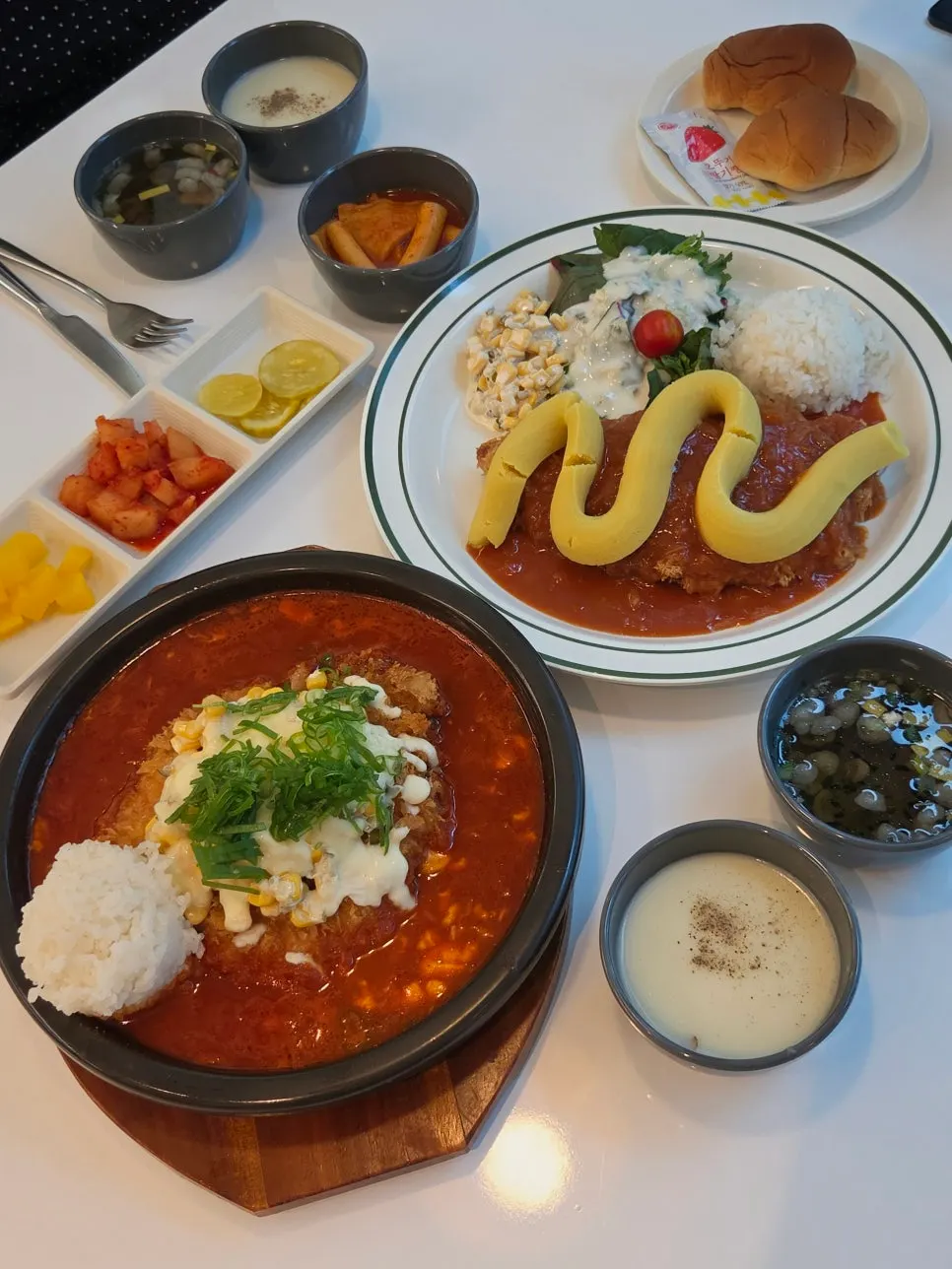 Vertical photo of the pork cutlet table setting at Tteudon Magok Branch
