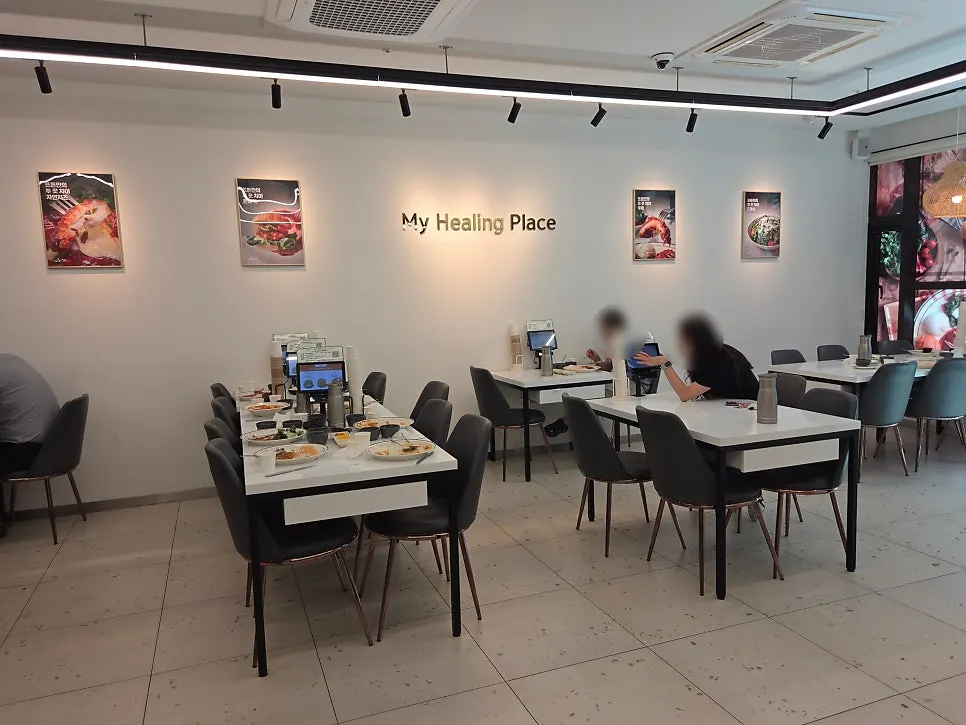 Spacious main dining hall seating at Tteudon Magok Branch