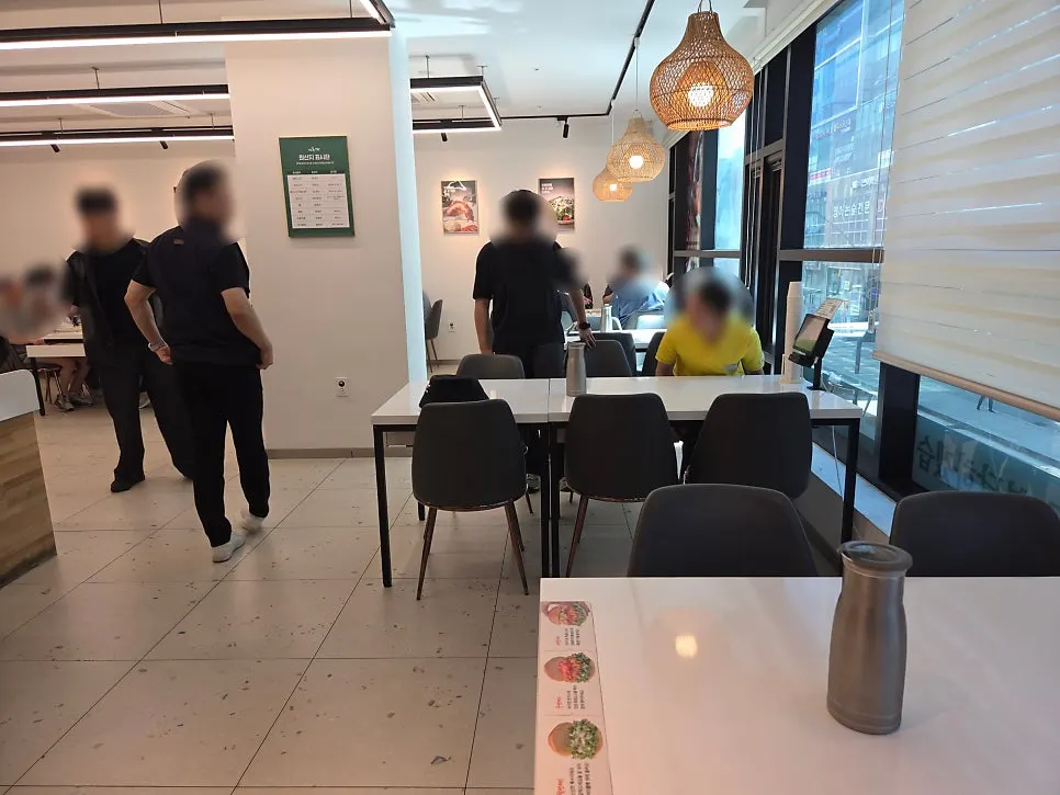 Rows of 2-person tables inside Tteudon Magok Branch
