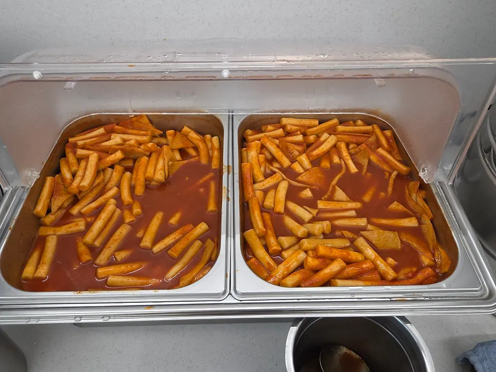 Tteokbokki and side dish corner of the self-bar