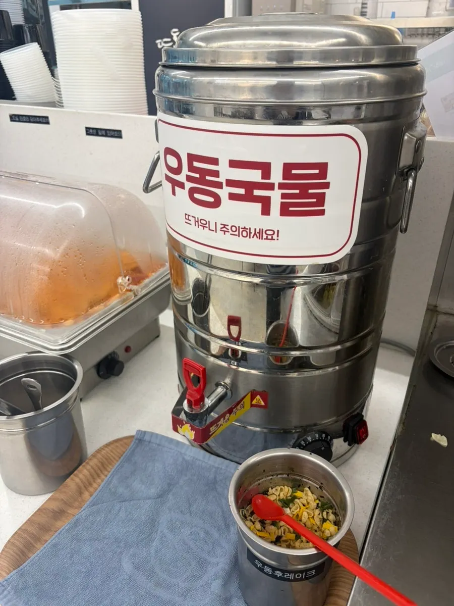햄버거빵과 떡볶이가 놓인 뜨돈 마곡점 셀프바