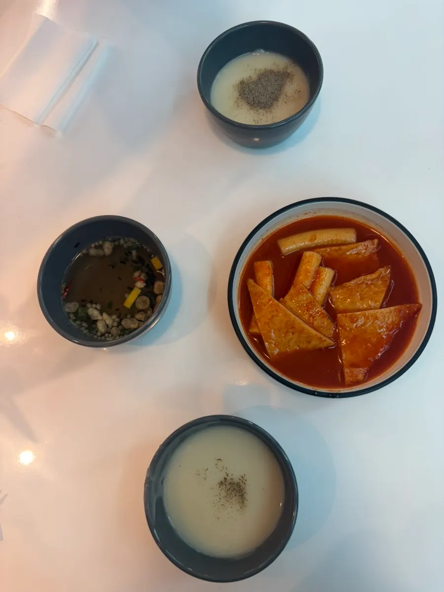 후추 양이 다른 크림스프 두 그릇