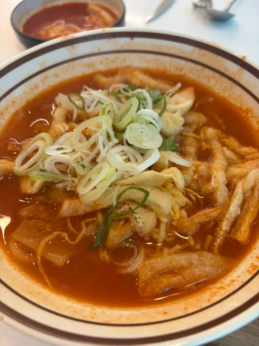김치 뜨동세트의 돈까스와 김치우동