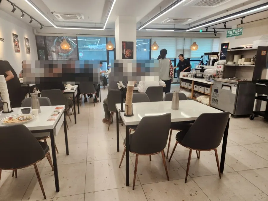 Busy dining hall at Tteudon Magok Branch during lunch hour