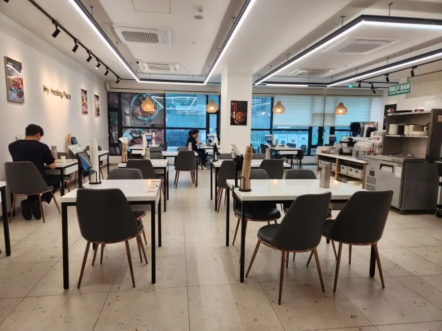 Quieter dining hall at Tteudon Magok Branch after the lunch rush