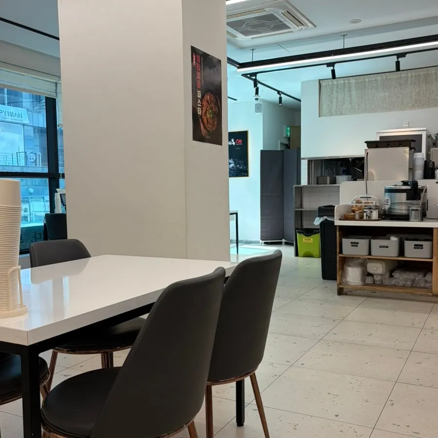 2-person and 4-person tables at Tteudon Magok Branch