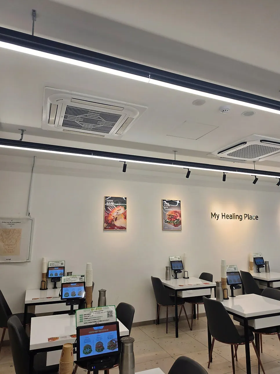 Clean, spacious dining hall seating at Tteudon Magok Branch