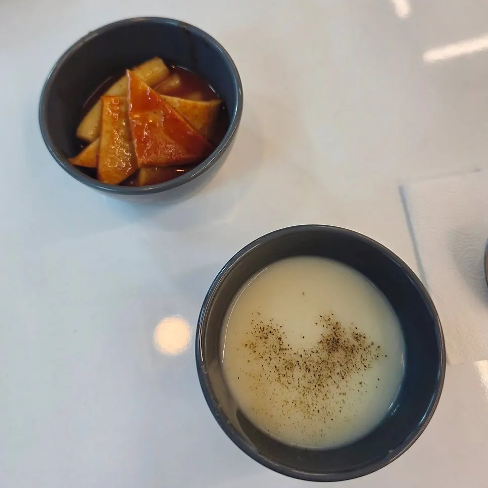 Soup and tteokbokki brought from the self-bar