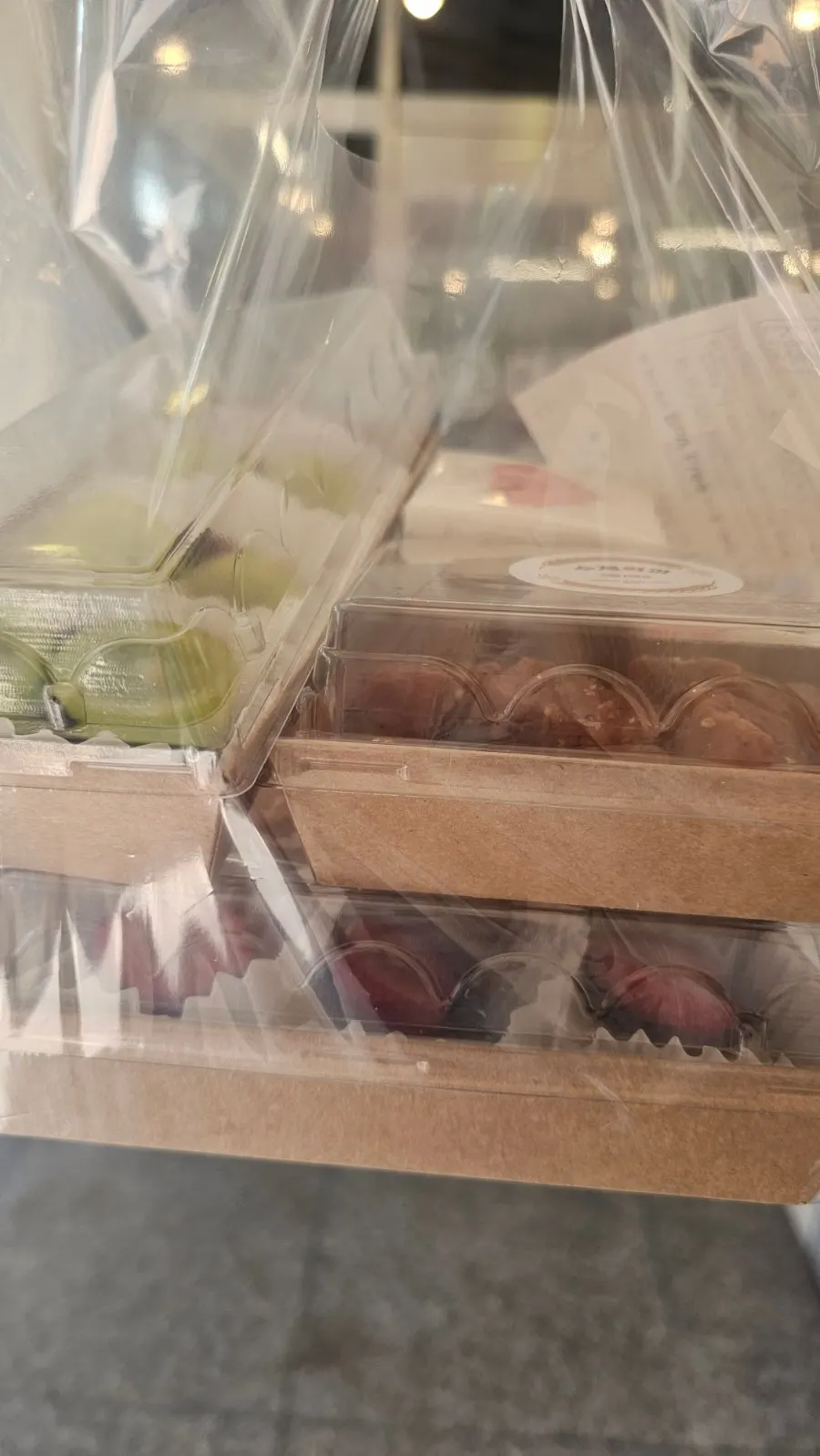 Rice cakes and yakgwa picked out at Tteokmama Cheongju Gaesin Branch