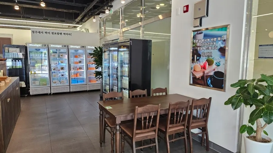 Display shelves and seating area at Tteokmama Cheongju Gaesin Branch