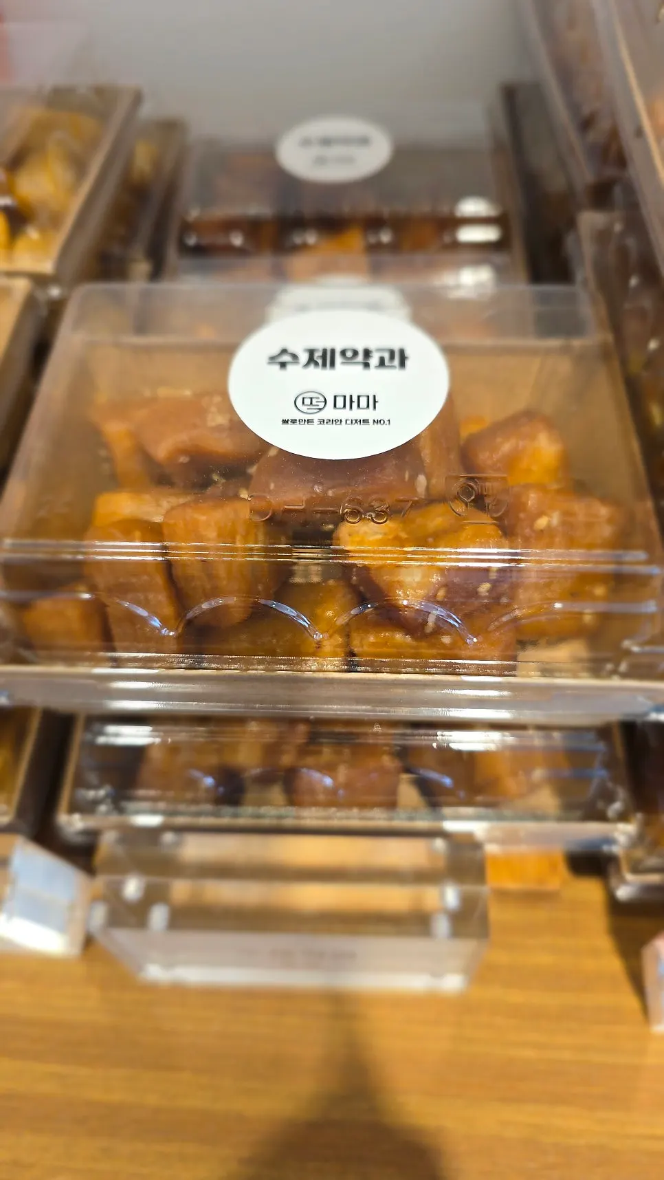 여러 종류의 떡이 진열된 모습