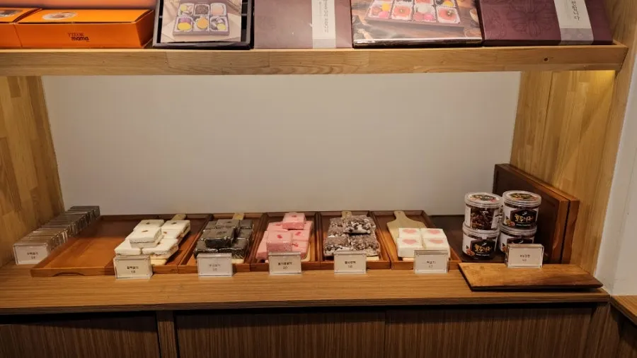 Self-serve display of basic rice cakes with tray and tongs