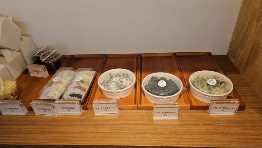 Display of sulgi varieties including plain, honey, and chocolate sulgi