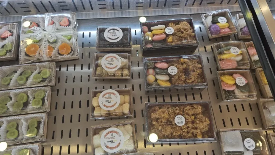 Sign for baek-il and dol tteok table sets and tteok cakes
