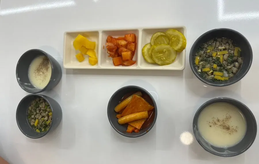 셀프바에서 담아온 스프와 떡볶이