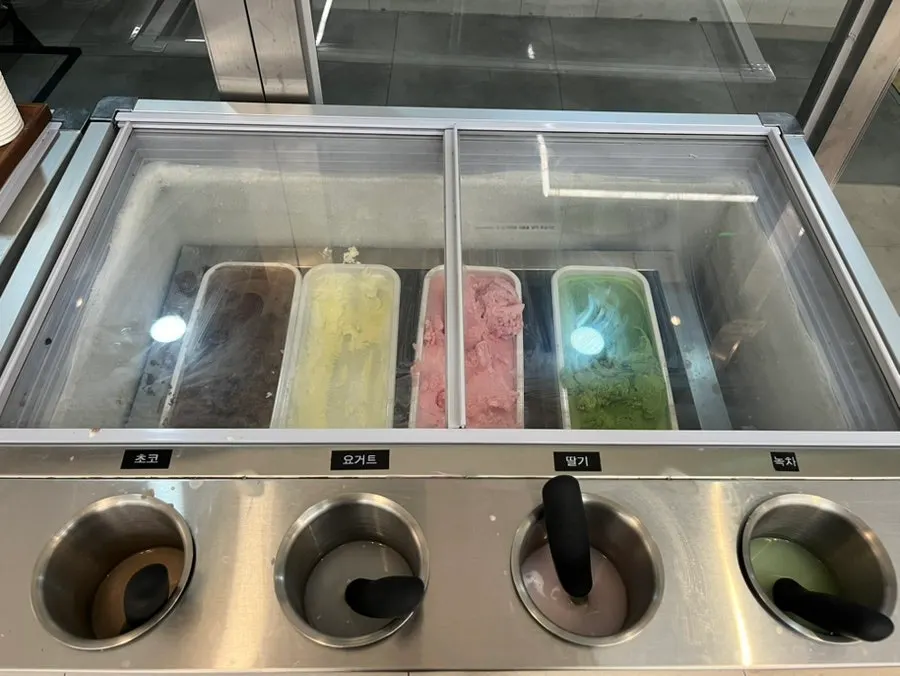 빵에 야채와 돈까스를 넣은 돈까스 샌드위치